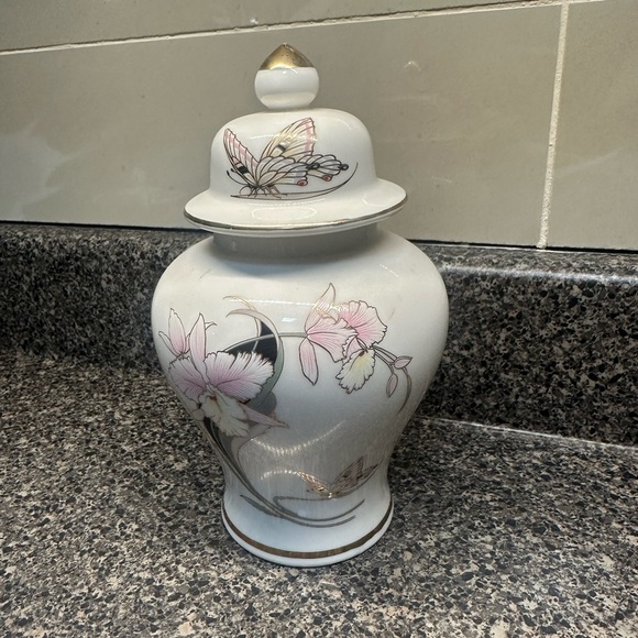 Vintage Butterfly Ginger Jar Fine China - Picture 2 of 5